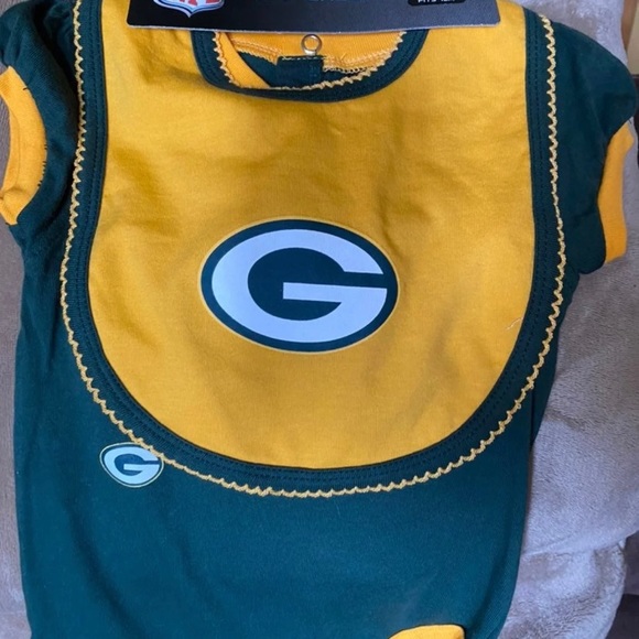 New 3 piece green bay Packers onesie Set w Crocs - Picture 2 of 5